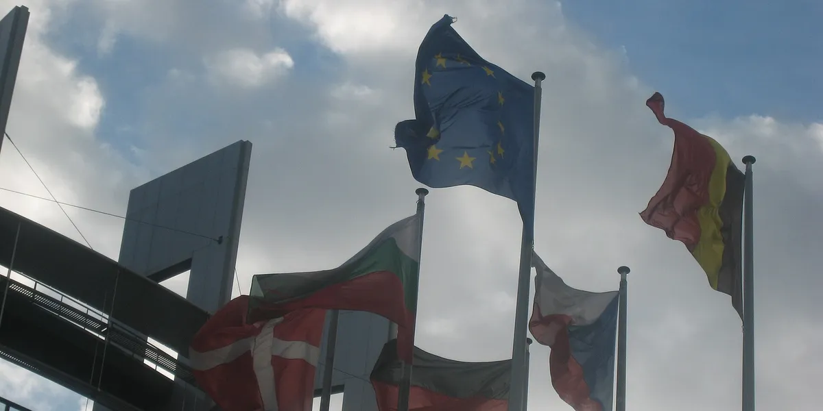 Banderas de la Unión Europea y de los Estados miembros ante el Parlamento Europeo, en Estrasburgo